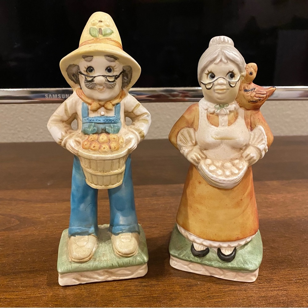 Vintage Farmer & Farmers Wife ceramic figurines 1987 Taiwan Apples Eggs Chicken